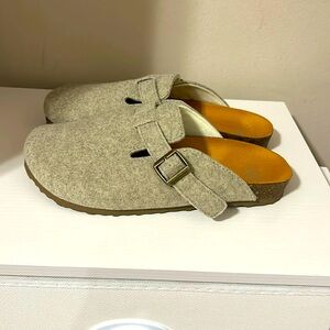 Gap light heather gray clogs